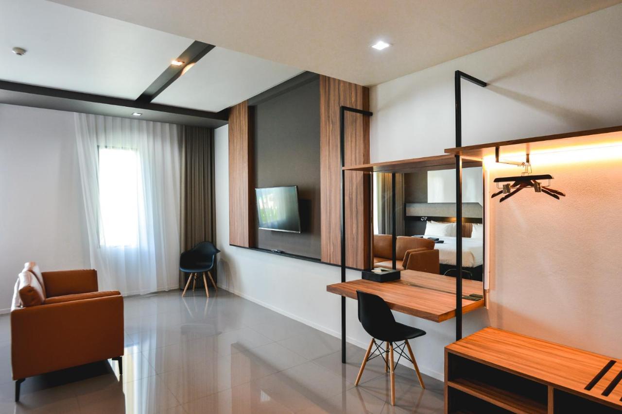 9D Sport Hotel Удон Тани Екстериор снимка
